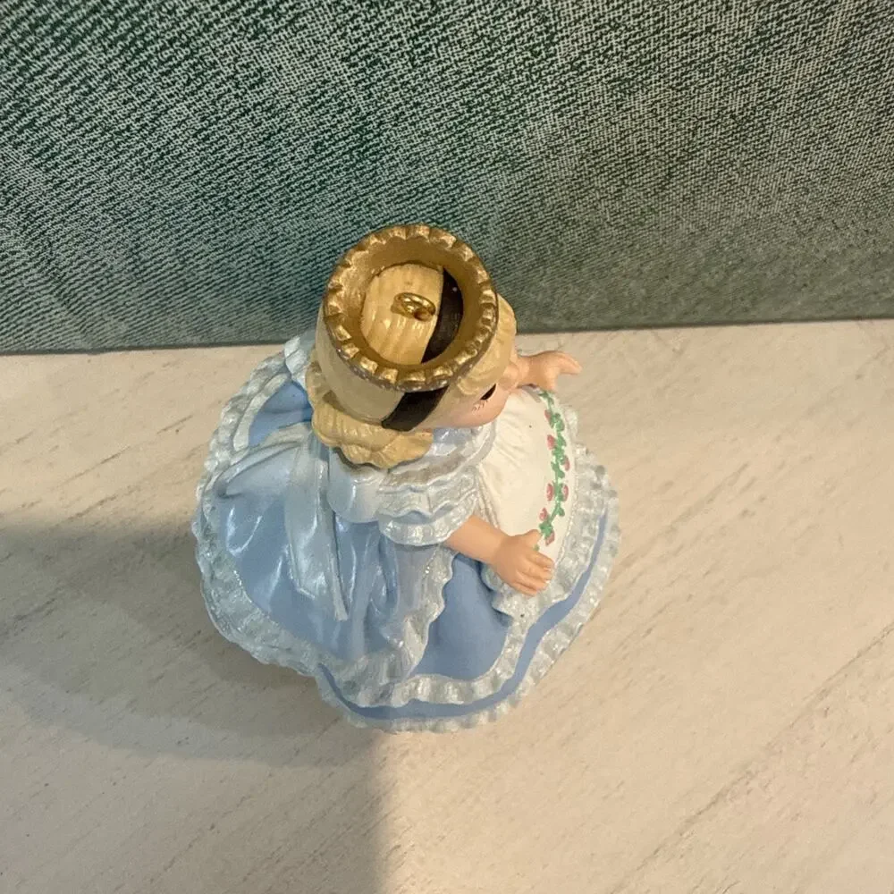 Vintage Hallmark Keepsake Ornament ALICE IN WONDERLAND Madame Alexander 2000‎